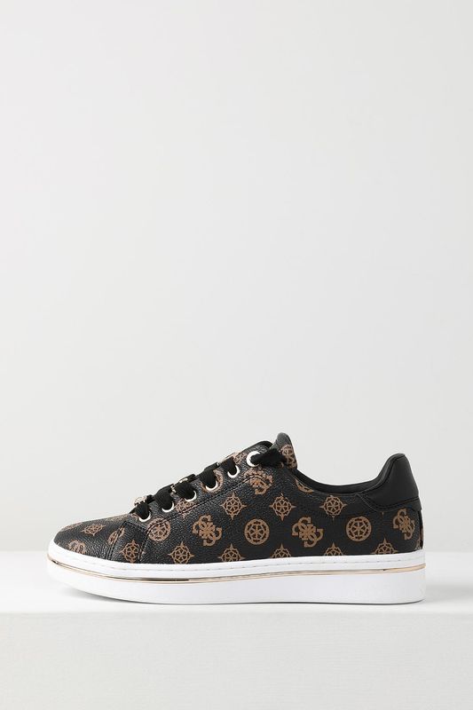 Кеды с принтом из монограмм бренда Guess