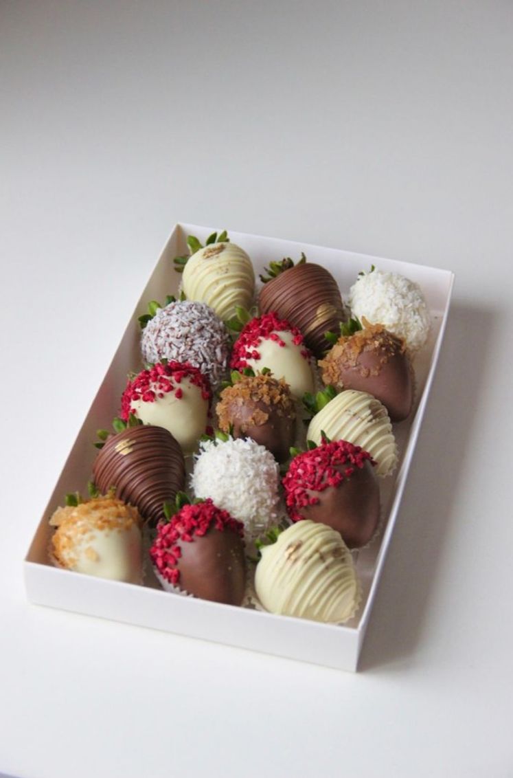 Шоколад с сублимированной малиной. Коробка для чайных бомбочек. Сублимированная клубника в шоколаде. Клубника в шоколаде в астрахани. Клубника в шоколаде с ягодами.